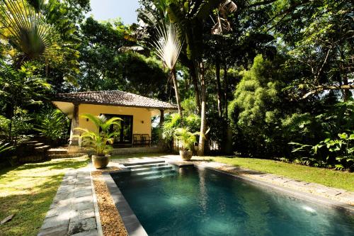 a swimming pool in the yard of a house at Kahanda Kanda in Koggala