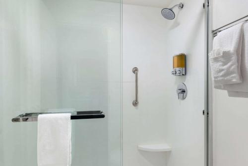 Ein Badezimmer in der Unterkunft Hotel Manteo, Trademark Collection by Wyndham
