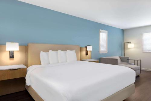 Ein Bett oder Betten in einem Zimmer der Unterkunft Hotel Manteo, Trademark Collection by Wyndham
