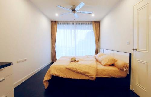 เตียงในห้องที่ Sea view apartment at The Unity by Lofty