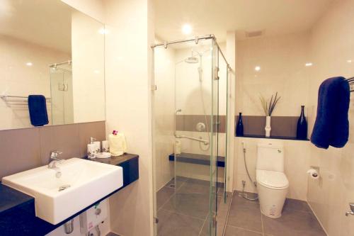 ห้องน้ำของ Sea view apartment at The Unity by Lofty
