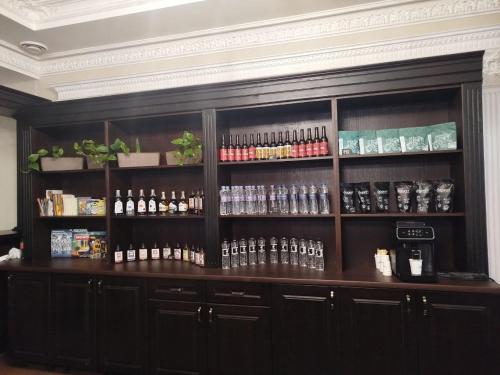 a bar in a room with bottles of alcohol at Хостел-готель Кремзлик in Yasinya