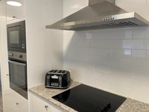 Una cocina o zona de cocina en 3BR Comfy Home, Gym & Garden in The Gap