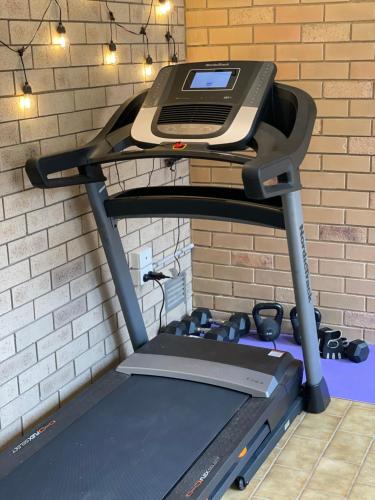 Gimnasio o instalaciones de fitness de 3BR Comfy Home, Gym & Garden in The Gap