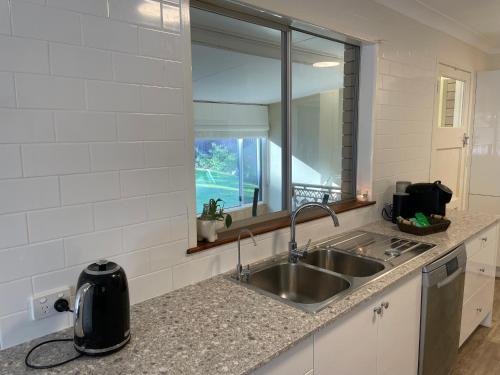 Una cocina o zona de cocina en 3BR Comfy Home, Gym & Garden in The Gap