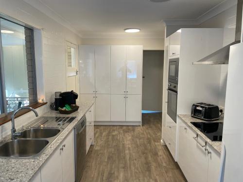 Una cocina o zona de cocina en 3BR Comfy Home, Gym & Garden in The Gap