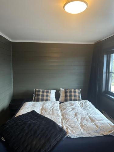 a bedroom with two beds and a window at Hemsedal-Toppen av Skarsnuten in Hemsedal