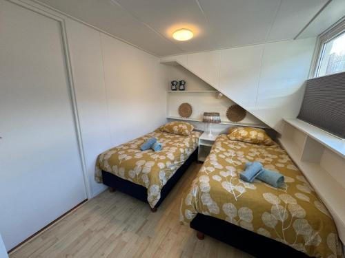 Postel nebo postele na pokoji v ubytování Vakantiehuisje aan Zee met Dakterras Rust en Strand 250 m