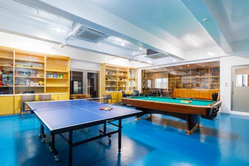 a room with a ping pong table in it at BBQ カラオケ ビリヤード 卓球も可能な露天風呂付き最大12名の一棟貸し 麻雀故障中 KOEI HOUSE in KANNA in Ginoza