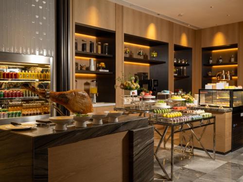 a restaurant with a buffet of food on display at Holiday Inn Guiyang Airport by IHG in Guiyang