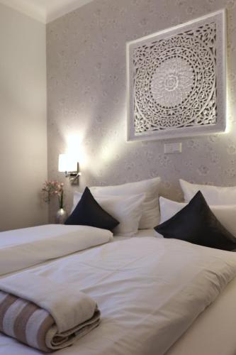 a bedroom with two beds and a picture on the wall at Villa Delange in Landau in der Pfalz
