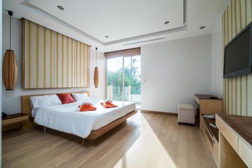 Ένα ή περισσότερα κρεβάτια σε δωμάτιο στο Bright beachfront retreat in Bang Tao