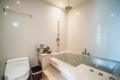 Ένα μπάνιο στο Bright beachfront retreat in Bang Tao