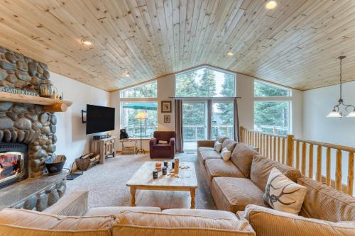 Χώρος καθιστικού στο Tahoe Vista by AvantStay Central Location Patio