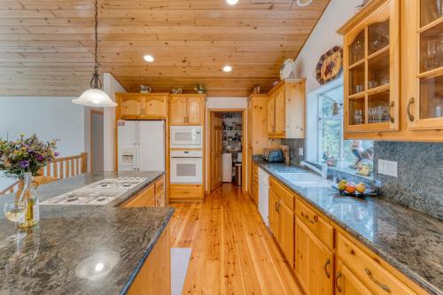 Η κουζίνα ή μικρή κουζίνα στο Tahoe Vista by AvantStay Central Location Patio