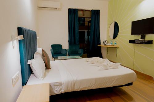 TV a/nebo společenská místnost v ubytování Jolly Panda Resort Goa