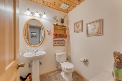 Ένα μπάνιο στο Tahoe Vista by AvantStay Central Location Patio