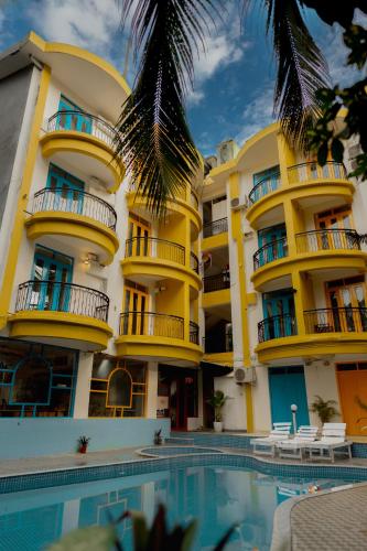 Bazén v ubytování Jolly Panda Resort Goa nebo v jeho okolí