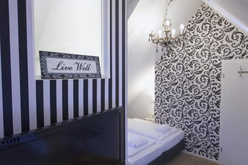 a baby room with a black and white striped wall at Villa Delange in Landau in der Pfalz
