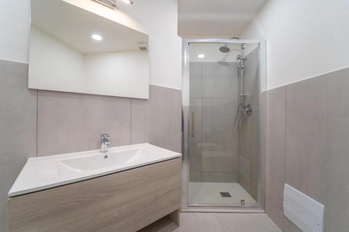 un baño con lavabo y ducha en La Stampa Room, en Olbia
