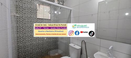 a sign in a bathroom with a toilet and a sink at Arraial do Cabo – Subuai Village - Aluguel Econômico in Arraial do Cabo