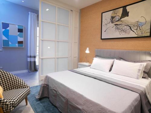 Postel nebo postele na pokoji v ubytování DRAGO d' ORO SUITES