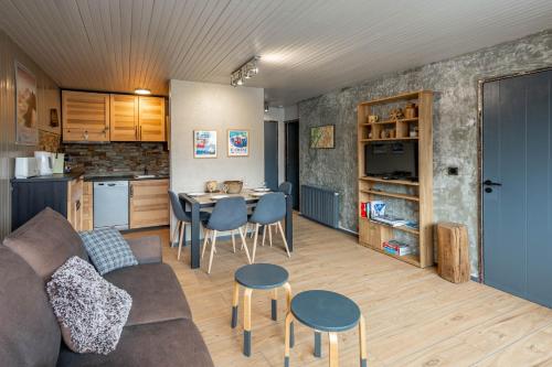 un salon et une cuisine avec un canapé et une table dans l'établissement DIFY Grand Soleil - Courchevel 1650, à Courchevel