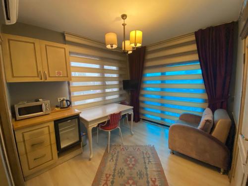 een kleine woonkamer met een tafel en een bank bij Galatolia Otel in Istanbul