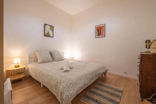une chambre avec un lit avec deux bougies dessus dans l'établissement Le Balcon Catalan - Perpignan Centre, à Perpignan