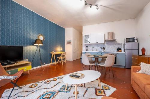 un salon avec un canapé et une table et une cuisine dans l'établissement Le Balcon Catalan - Perpignan Centre, à Perpignan