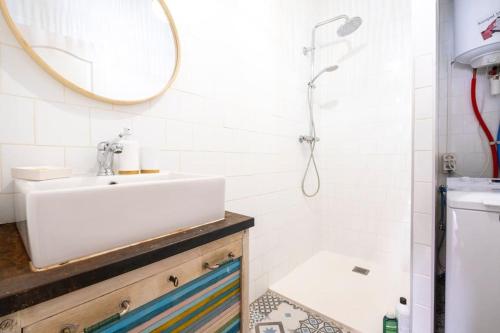 une salle de bain avec un lavabo et un miroir dans l'établissement Le Balcon Catalan - Perpignan Centre, à Perpignan