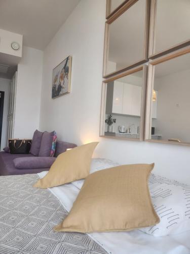 HANZA TOWER Szczecin, Floor 21, City - River Viewにあるベッド