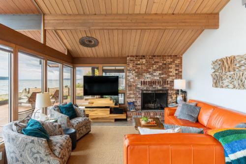 Ruang duduk di Oceanfront w Game Room Fire Pit Panoramic Views Angels Landing by AvantStay