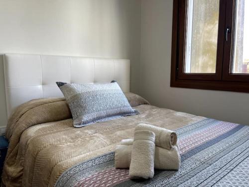 a bed with two towels on it in a room at Apartamento 3 habitaciones en Plaza de España 6PAX in Vigo