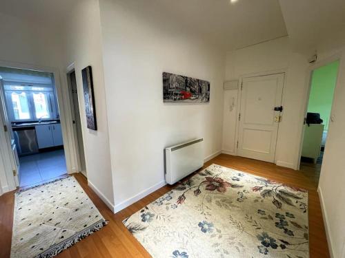 an empty living room with a rug on the floor at Apartamento 3 habitaciones en Plaza de España 6PAX in Vigo