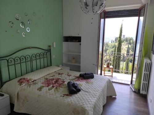 sypialnia z łóżkiem z dwoma butami w obiekcie House Paradise w mieście Perledo