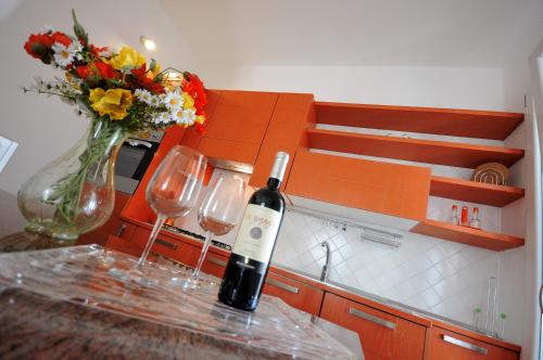 ガリポリにあるBaia Verde Apartmentsのカウンターに座るワイン1本(グラス2杯付)