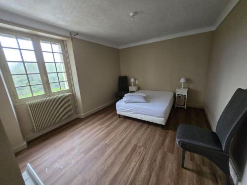 une chambre avec un lit et une grande fenêtre dans l'établissement Domaine-Paysage-Piscine-Sarlat, à Sarlat-la-Canéda