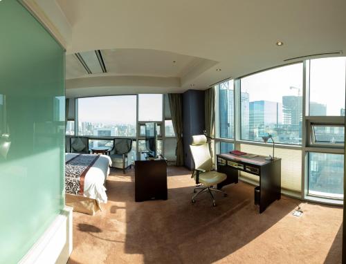 Ruang duduk di The Blue Sky Hotel and Tower