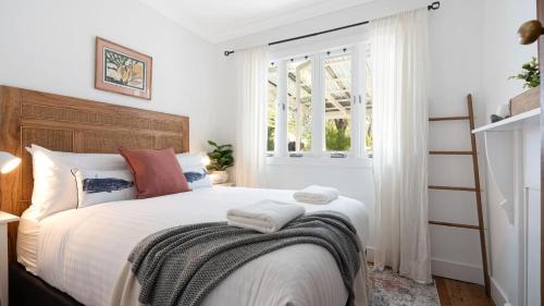 Postel nebo postele na pokoji v ubytování Hemingways Lakehouse