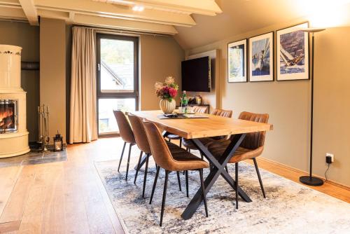 a dining room with a wooden table and chairs at Goldregen - Domizil am Ostseewald in Zingst