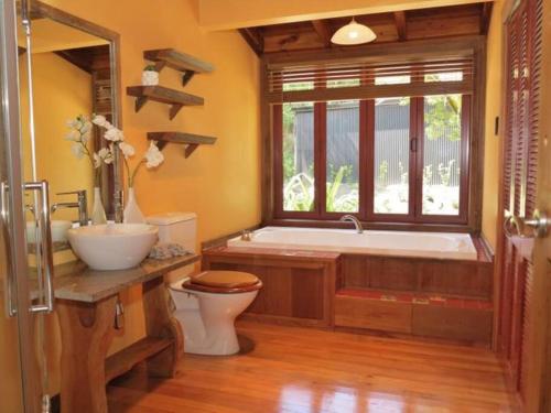 Bilik mandi di Tata Holiday Home