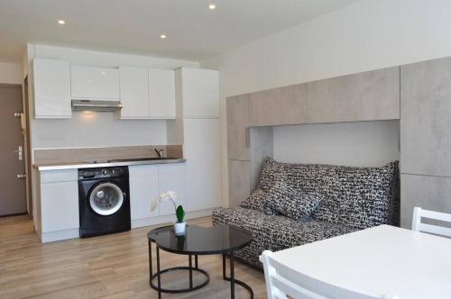 un salon avec un canapé et une table dans l'établissement Studio CAP D'AGDE CT090-287, au Cap d'Agde