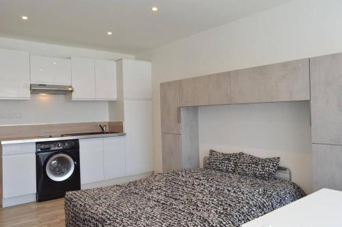 - une chambre avec un lit et un lave-linge dans l'établissement Studio CAP D'AGDE CT090-287, au Cap d'Agde
