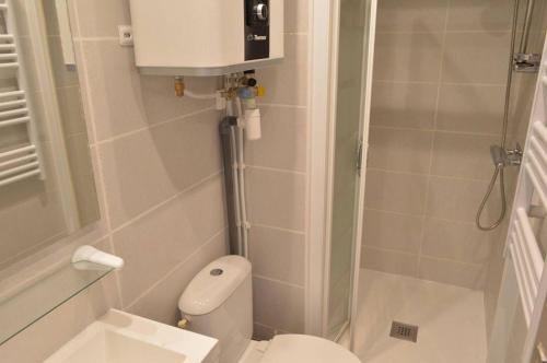 une petite salle de bain avec toilettes et douche dans l'établissement Studio CAP D'AGDE CT090-287, au Cap d'Agde