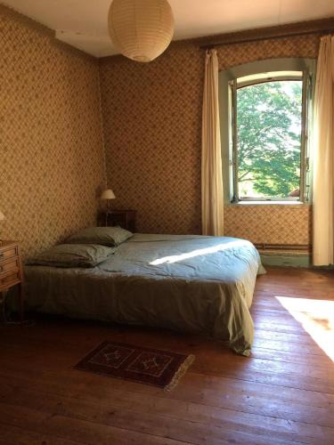 une chambre avec un lit et une fenêtre dans l'établissement Grande Gte Du Chteau Des Moriers Fleurie, à Fleurie