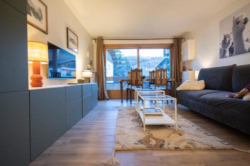 un salon avec un canapé et une table dans l'établissement Studio rénové idéalement placé, tout à pied, à Megève