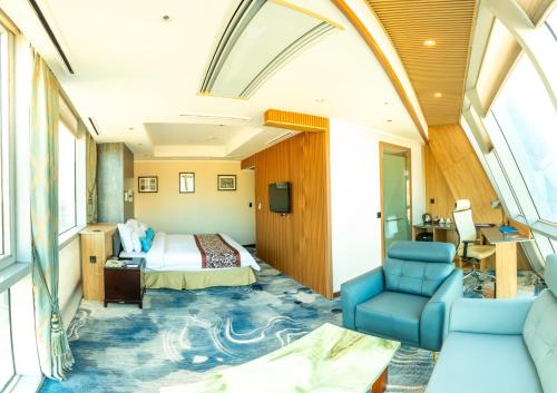 Ruang duduk di The Blue Sky Hotel and Tower