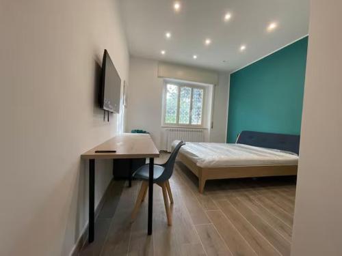 sypialnia z łóżkiem, biurkiem, łóżkiem i stołem w obiekcie CRISPI 74.1 - Apartment w mieście Neapol