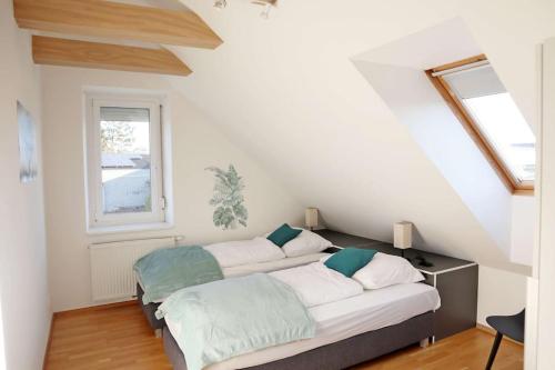 Katil atau katil-katil dalam bilik di geräumige Dachgeschoßwohnung